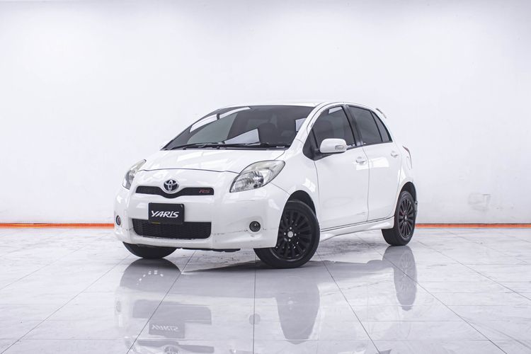 รถ Toyota Yaris 1.5 E สี ขาว