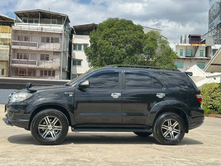 Toyota Fortuner 2010 3.0 TRD Sportivo 4WD Utility-car ดีเซล ไม่ติดแก๊ส เกียร์อัตโนมัติ ดำ รูปที่ 4