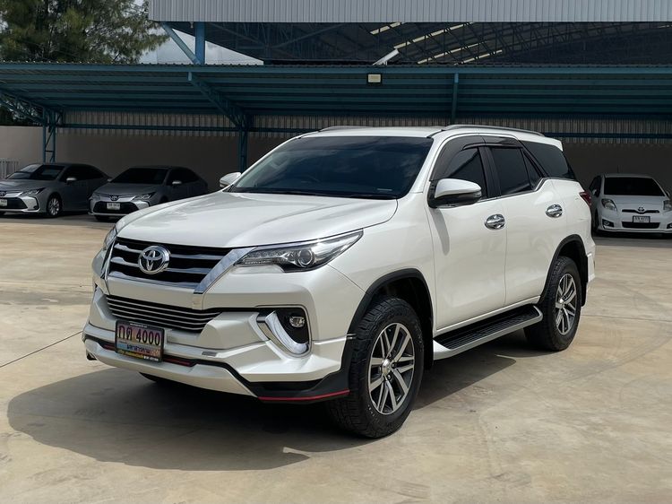 รถ Toyota Fortuner 2.4 V สี ขาว