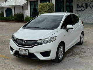Honda Jazz 1.5V+ เกียร์ออโต้ ปี2015 จด16 สีขาว ฮอนด้า แจ๊ส รถเก๋ง รถสวยสภาพนางฟ้า 