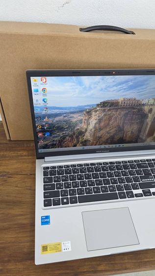 วินโดว์ 8 กิกะไบต์ ASUS Vivobook ประกันเหลือพร้อมกล่อง ใช้งานไม่กี่ครั้ง