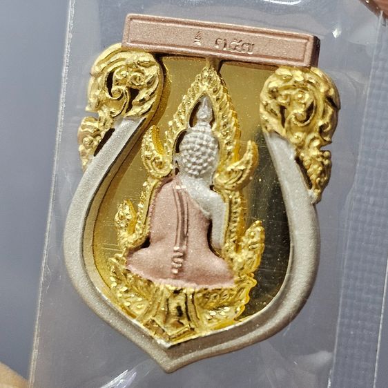 เหรียญเสมา พระพุทธชินราช เนื้อเงินสามกษัตริย์ พิมพ์เล็ก รุ่นมหาจักรพรรดิ วัดพระศรีรัตนมหาธาตุวรวิหาร ปี2545 พร้อมกล่องเดิม รูปที่ 6