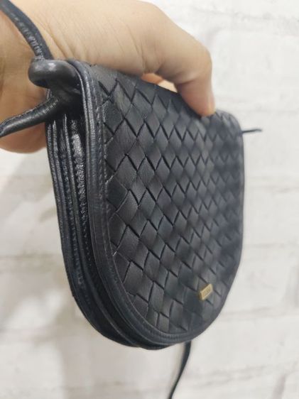 กระเป๋าสะพายข้าง Bally วินเทจ สีดำ ดีไซน์หนังสาน Intrecciato รูปที่ 2