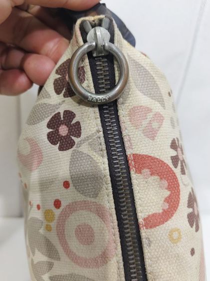 กระเป๋าสะพาย BALLY ลายดอกไม้หลากสีพร้อมสายหนังสีน้ำตาลเข้ม รูปที่ 4