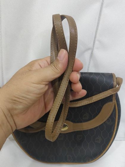 กระเป๋าสะพาย Christian Dior Honeycomb Canvas มีเอกลักษณ์ที่ลายรังผึ้งและอะไหล่โลโก้ Dior รูปที่ 10