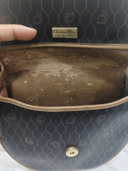 กระเป๋าสะพาย Christian Dior Honeycomb Canvas มีเอกลักษณ์ที่ลายรังผึ้งและอะไหล่โลโก้ Dior รูปที่ 6