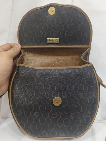กระเป๋าสะพาย Christian Dior Honeycomb Canvas มีเอกลักษณ์ที่ลายรังผึ้งและอะไหล่โลโก้ Dior รูปที่ 2