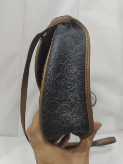 กระเป๋าสะพาย Christian Dior Honeycomb Canvas มีเอกลักษณ์ที่ลายรังผึ้งและอะไหล่โลโก้ Dior รูปที่ 8