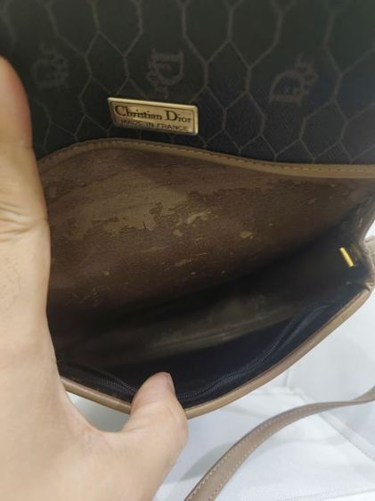 กระเป๋าสะพาย Christian Dior Honeycomb Canvas มีเอกลักษณ์ที่ลายรังผึ้งและอะไหล่โลโก้ Dior รูปที่ 3