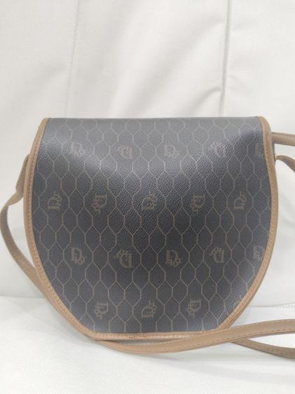 กระเป๋าสะพาย Christian Dior Honeycomb Canvas มีเอกลักษณ์ที่ลายรังผึ้งและอะไหล่โลโก้ Dior รูปที่ 9