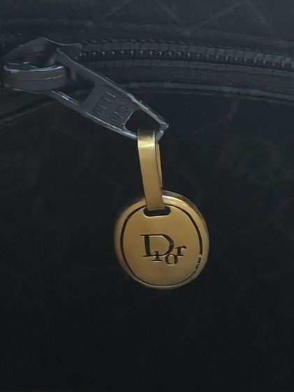 กระเป๋าสะพาย Christian Dior Honeycomb Canvas มีเอกลักษณ์ที่ลายรังผึ้งและอะไหล่โลโก้ Dior รูปที่ 7