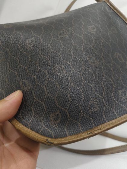 กระเป๋าสะพาย Christian Dior Honeycomb Canvas มีเอกลักษณ์ที่ลายรังผึ้งและอะไหล่โลโก้ Dior รูปที่ 4