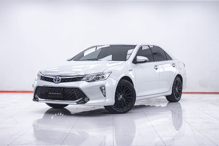 รถ Toyota Camry 2.5 HV สี ขาว