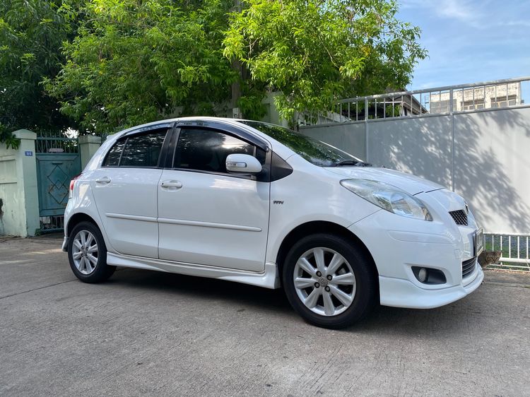 รถ Toyota Yaris 1.5 G สี ขาว