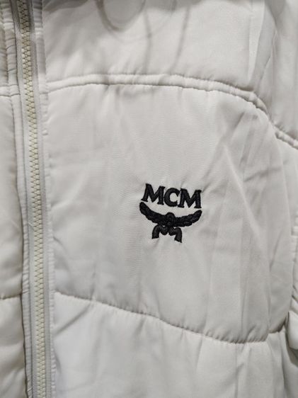 เสื้อแจ็คเก็ตบุนวมสีครีมพร้อมฮู้ดจากแบรนด์ MCM มีโลโก้ปักสีดำที่หน้าอก รูปที่ 5