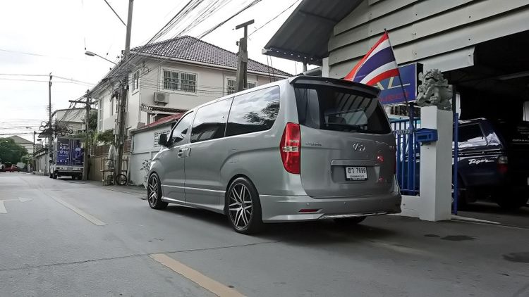 Hyundai H-1  2016 2.5 Maesto Touring Van ดีเซล เกียร์อัตโนมัติ เทา รูปที่ 2