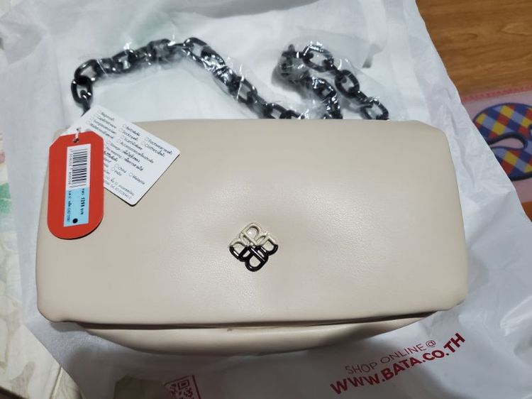 กระเป๋าสะพายมือ1 ซื้อมาไม่ได้ใช้  bata  red lable