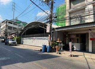ขาย บ้านทำเลดี ซอยติวานนท์ 38 (ซอยทานสัมฤทธิ์)✅ ขายพื้นที่ทำธุรกิจ / โกดัง / ร้านค้า ขนาดใหญ่📍 ทำเลดีมาก! ซอยติวานนท์ 38 ใกล้ถนนใหญ่แค่ 20 เมตร ติดรถไฟฟ้าสายสีชมพู🔌 ไฟฟ้า