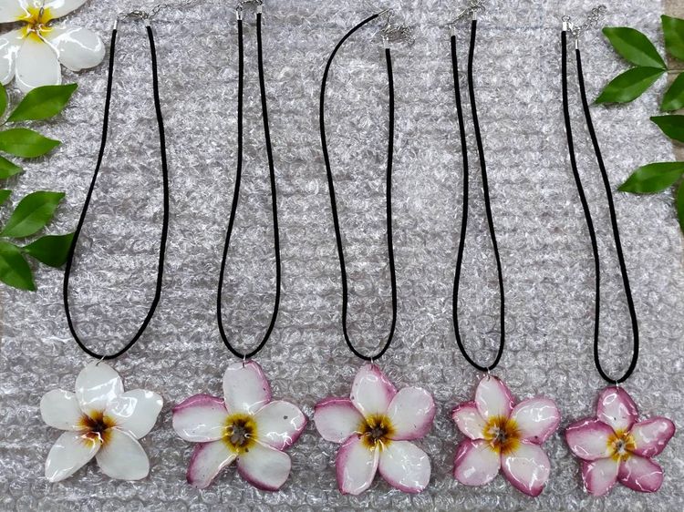 🌸 สร้อยคอจี้ดอกลีลาวดีแท้เคลือบเรซิ่น ราคาส่ง 🌸 รูปที่ 2