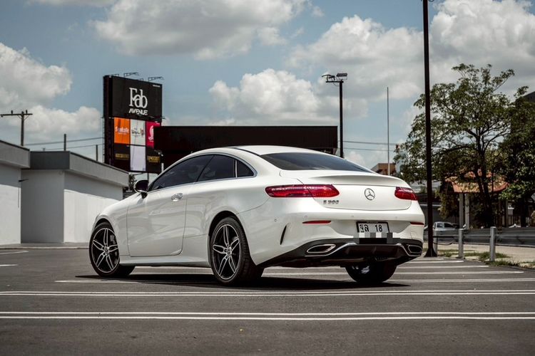 Mercedes-Benz E-Class 2018 E300 Sedan เบนซิน ไม่ติดแก๊ส เกียร์อัตโนมัติ ขาว รูปที่ 2
