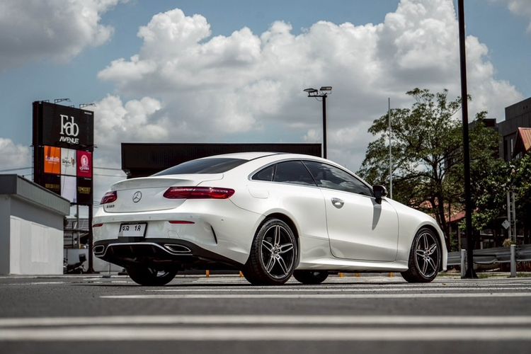 Mercedes-Benz E-Class 2018 E300 Sedan เบนซิน ไม่ติดแก๊ส เกียร์อัตโนมัติ ขาว รูปที่ 3