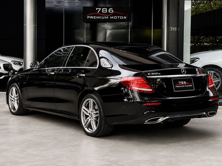 Mercedes-Benz E-Class 2020 E300 Sedan ปลั๊กอินไฮบริด (PHEV) ไม่ติดแก๊ส เกียร์อัตโนมัติ ดำ รูปที่ 4