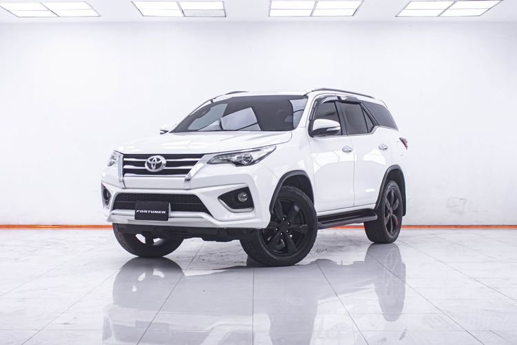 รถ Toyota Fortuner 2.8 TRD Sportivo สี ขาว