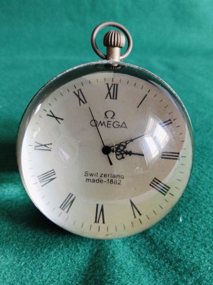 ขอขายนาฬิกาตั้งโต๊ะ Omega Switzerland made 1882 ไขลานทรงกลมกระจกแบบนูนกลมขอบทองเหลืองตัวอักษรโรมัน