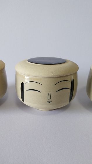 ขายถ้วยมัทฉะเซรามิกญี่ปุ่น ยกเซ็ต 3 ใบ ลายตุ๊กตาโคเคชิ Kokeshi Chawan งานวินเทจโชวะเรโทร สภาพสวย รูปที่ 3