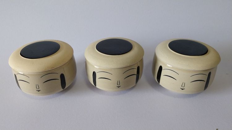 ขายถ้วยมัทฉะเซรามิกญี่ปุ่น ยกเซ็ต 3 ใบ ลายตุ๊กตาโคเคชิ Kokeshi Chawan งานวินเทจโชวะเรโทร สภาพสวย