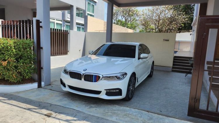 รถ BMW Series 5 530e สี ขาว