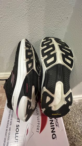 รองเท้า SKECHERS MAX CUSHIONING ARCH FIT GORUN มือสอง รูปที่ 5
