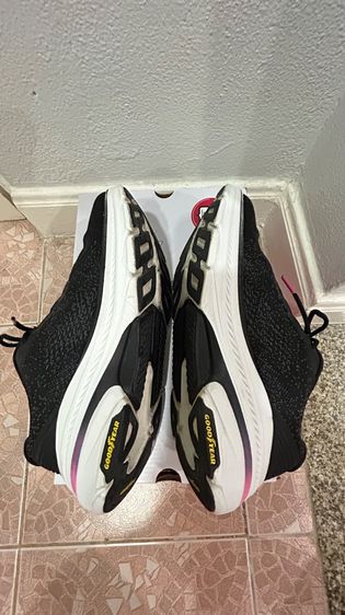 รองเท้า SKECHERS MAX CUSHIONING ARCH FIT GORUN มือสอง รูปที่ 7
