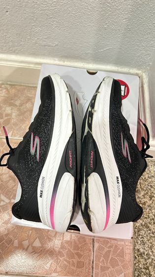 รองเท้า SKECHERS MAX CUSHIONING ARCH FIT GORUN มือสอง รูปที่ 2