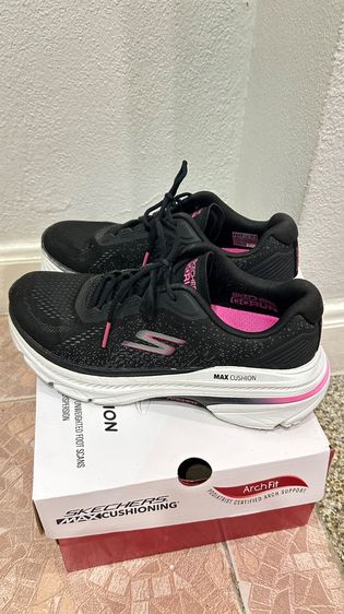 รองเท้า SKECHERS MAX CUSHIONING ARCH FIT GORUN มือสอง