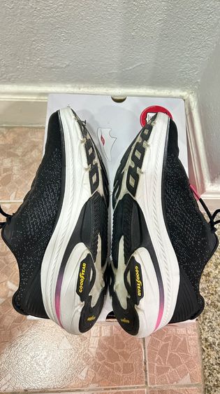 รองเท้า SKECHERS MAX CUSHIONING ARCH FIT GORUN มือสอง รูปที่ 4