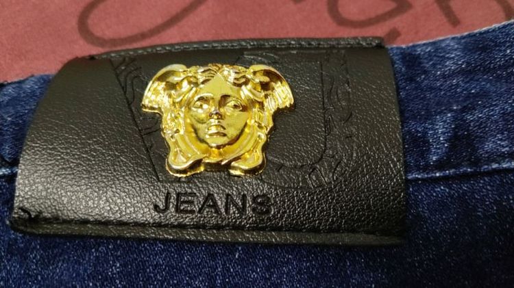 กางเกงยีนส์ Versace สายการผลิตที่ตุรกี สภาพดี เป็นยีนส์ปรับแก้จากเอว 36 เหลือ 32 นิ้ว และมีการเปลี่ยนซิป ขาย 800 บาท ไม่รวมค่าส่ง