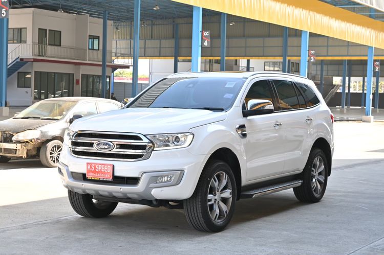 รถ Ford Everest 2.2 Titanium Plus สี ขาว