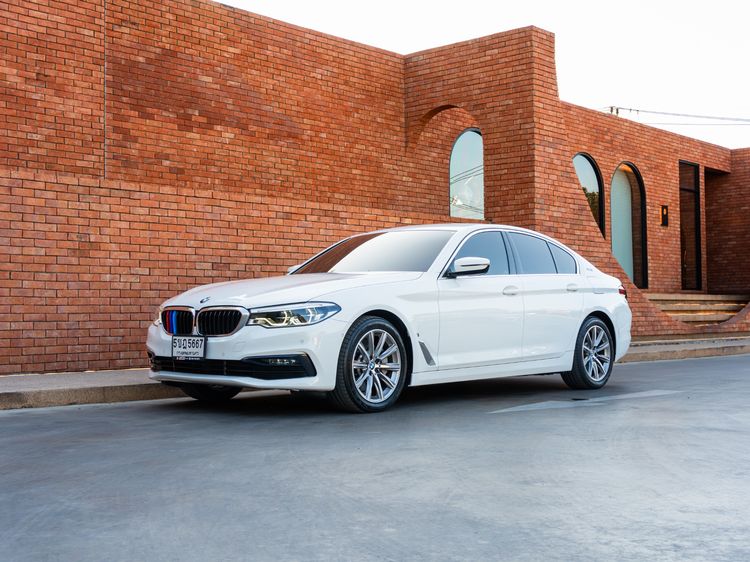 รถ BMW Series 5 530e สี ขาว