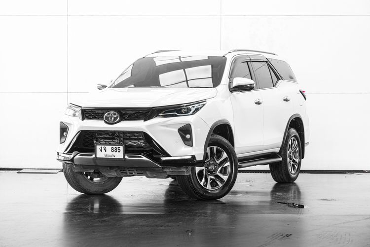 รถ Toyota Fortuner 2.4 Leader V สี ขาว