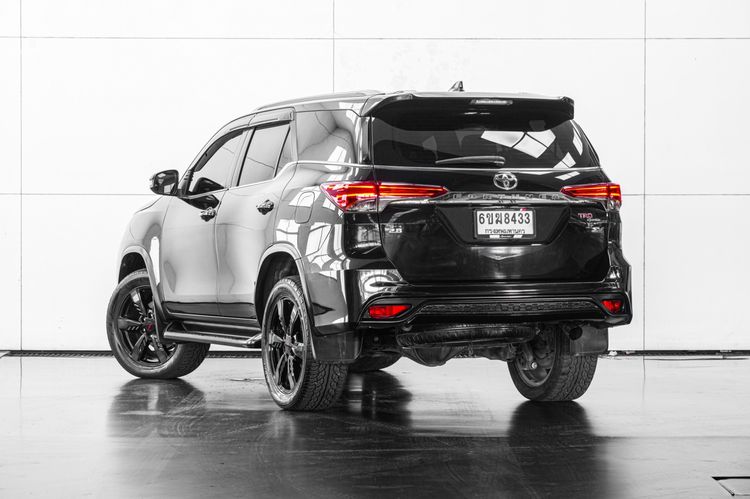 Toyota Fortuner 2017 2.8 V TRD Sportivo 4WD Utility-car ดีเซล ไม่ติดแก๊ส เกียร์อัตโนมัติ ดำ รูปที่ 4
