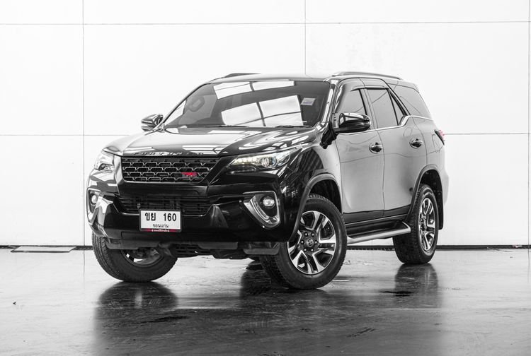 รถ Toyota Fortuner 2.4 V สี ขาว