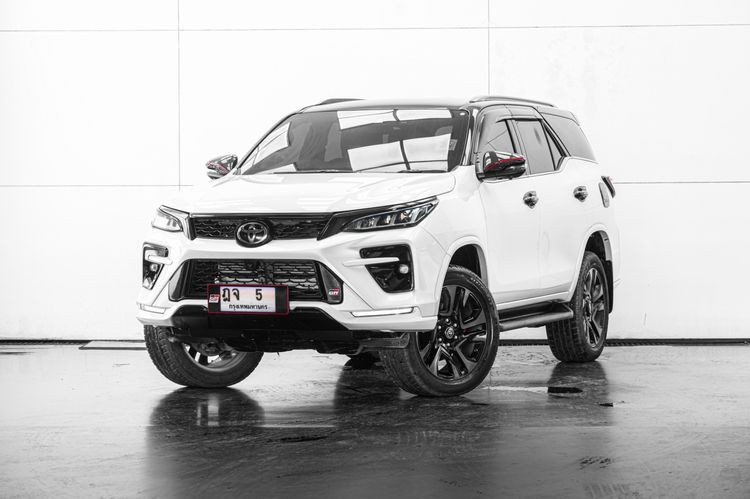 รถ Toyota Fortuner 2.8 GR Sport Sport Black Top 4WD สี ขาว