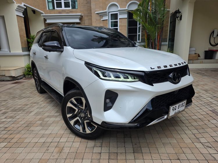 รถ Toyota Fortuner 2.4 Legender Black Top 4WD สี ขาว