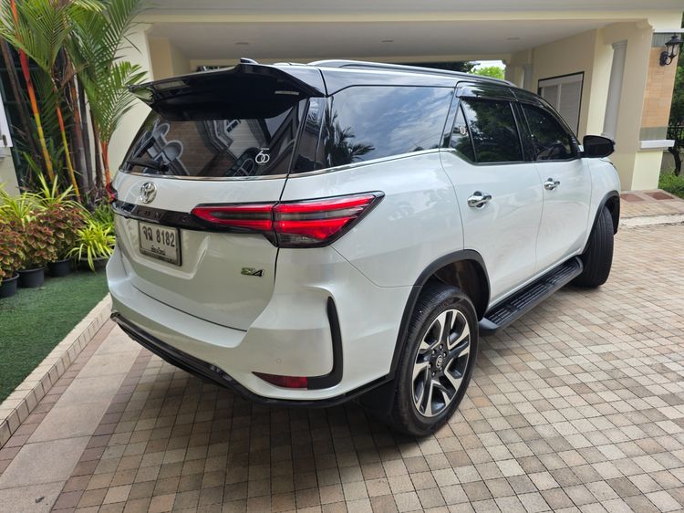 Toyota Fortuner 2023 2.4 Legender Black Top 4WD Utility-car ดีเซล ไม่ติดแก๊ส เกียร์อัตโนมัติ ขาว รูปที่ 2