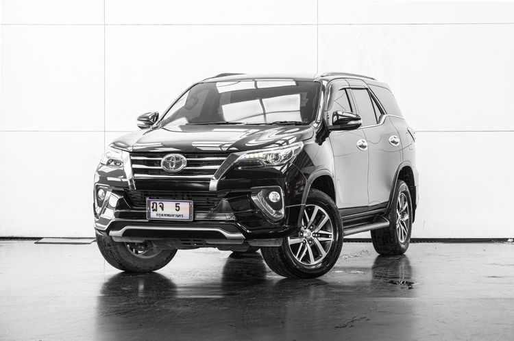 รถ Toyota Fortuner 2.4 V สี ดำ