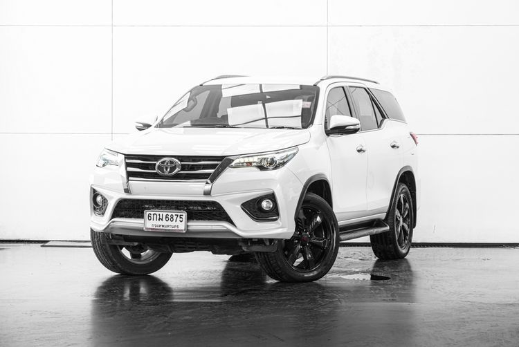 รถ Toyota Fortuner 2.8 V TRD Sportivo 4WD สี ขาว