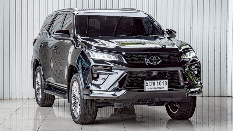 รถ Toyota Fortuner 2.8 GR Sport Black Top 4WD สี ดำ