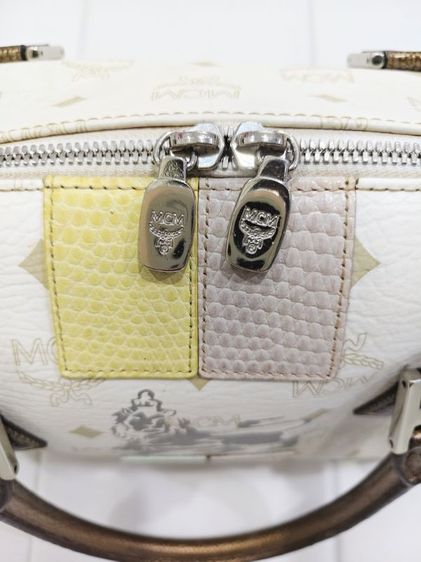 กระเป๋า MCM รุ่น White Lion Princess Boston Bag นี้มีหูจับสีบรอนซ์ทอง รูปที่ 4