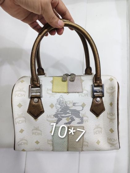 กระเป๋า MCM รุ่น White Lion Princess Boston Bag นี้มีหูจับสีบรอนซ์ทอง รูปที่ 8